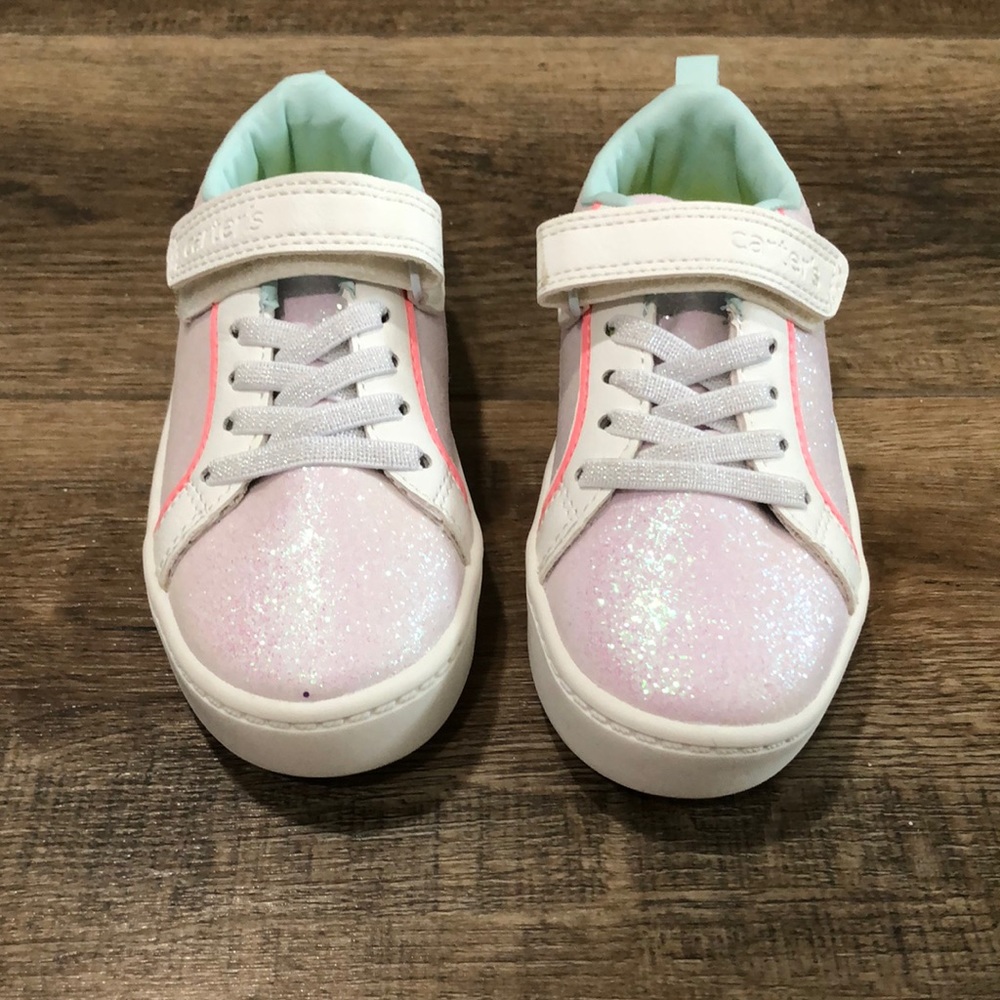 Carter’s size 9. Pearl white glitter shoes 🤍.